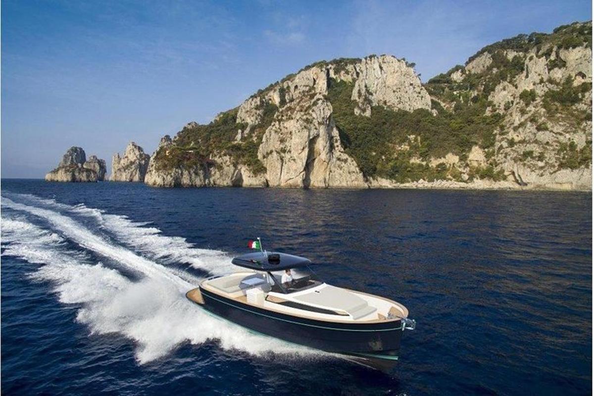 un bateau sur l'eau avec une montagne en arrière-plan