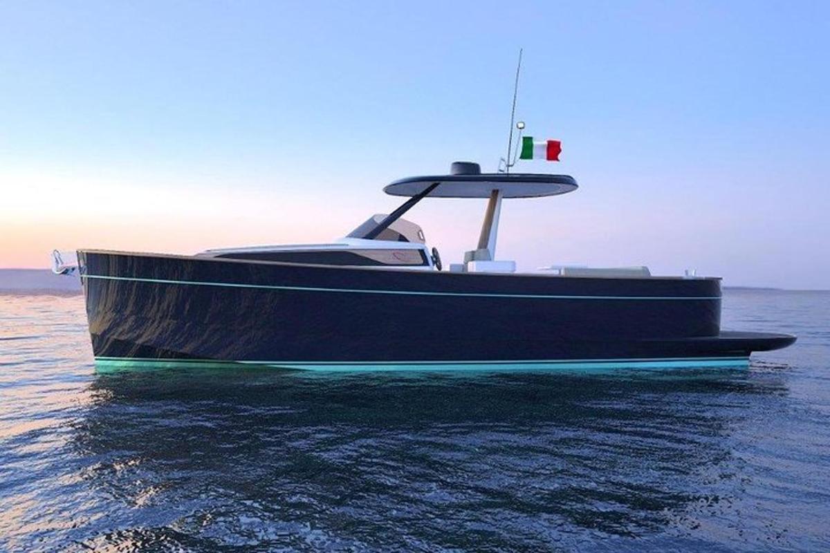 un bateau noir dans l'eau avec une croix rouge