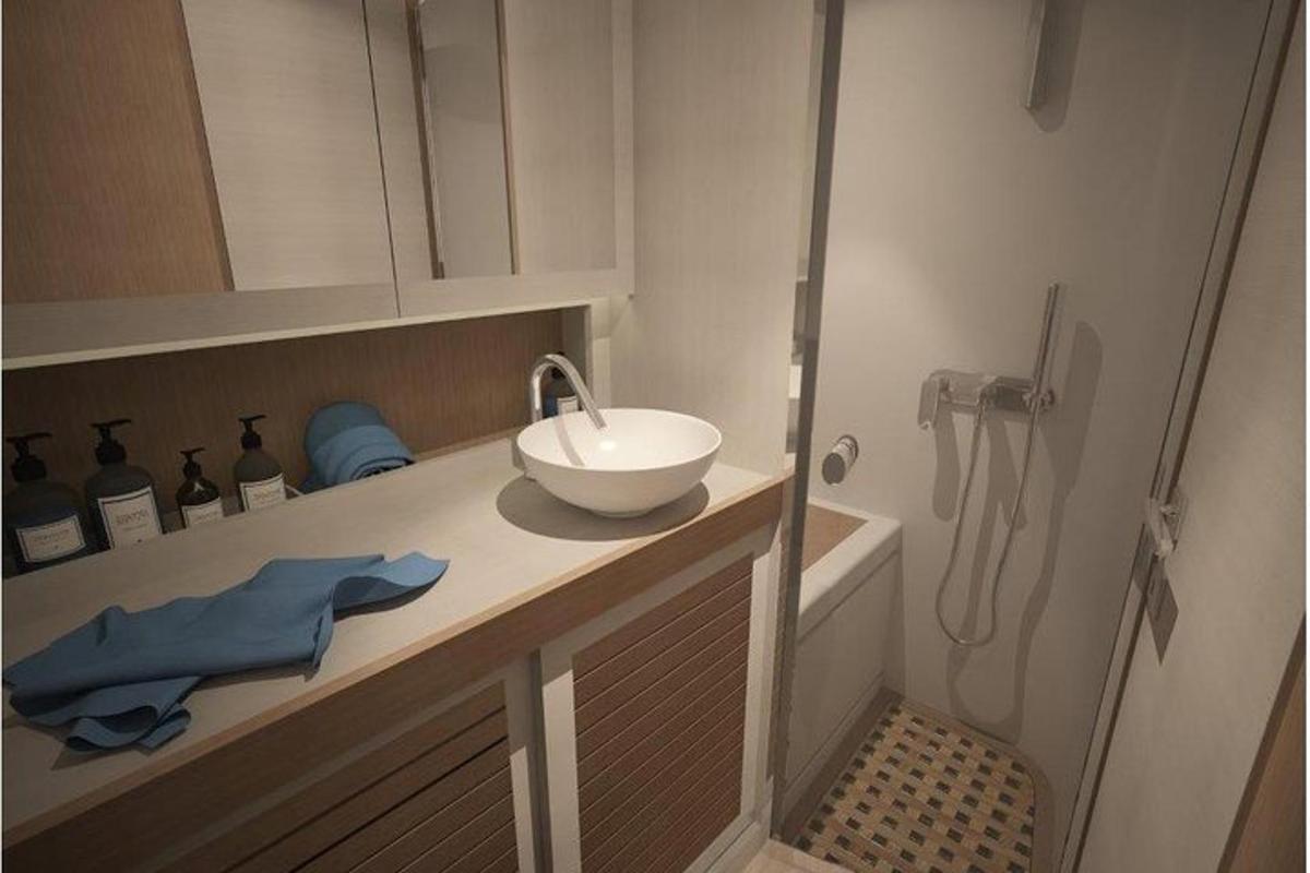 một phòng tắm có bồn rửa và vòi sen
