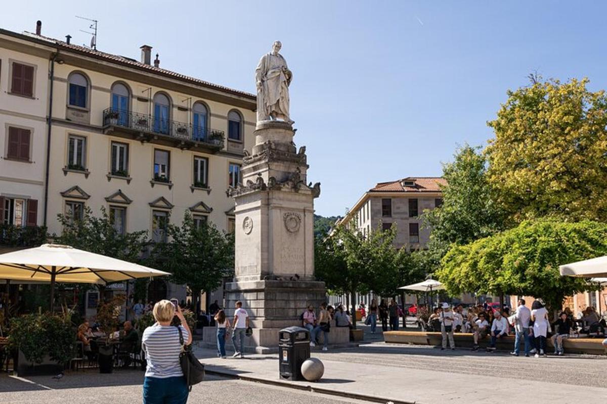 ženska stoji pred spomenikom na ulici