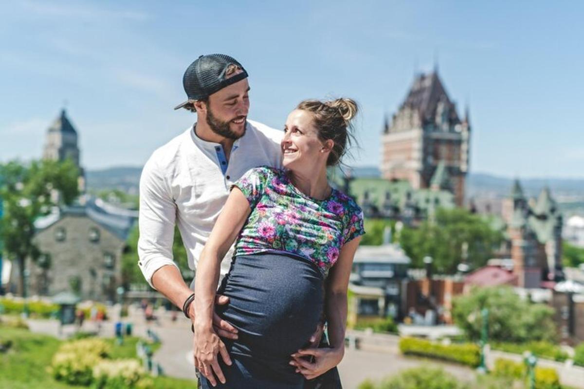 muž a těhotná žena stojící před městem