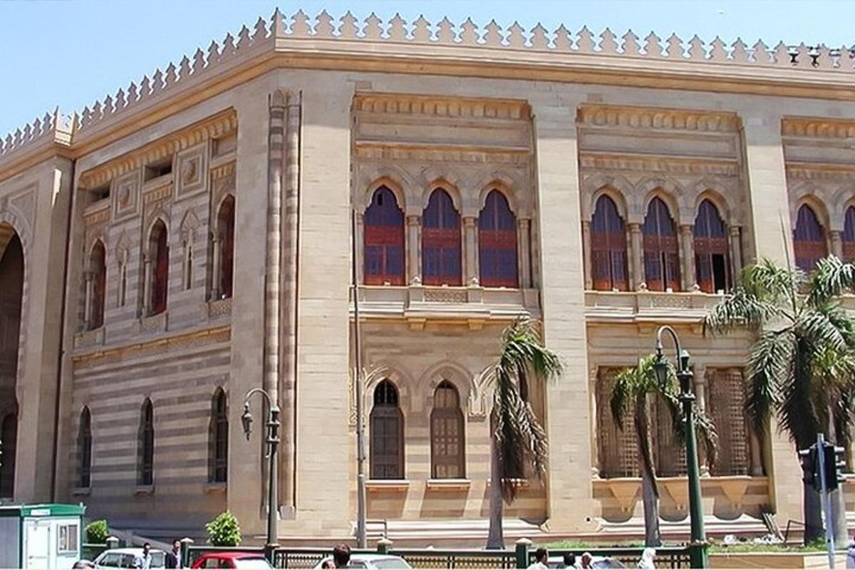 مبنى كبير أمامه أشجار النخيل