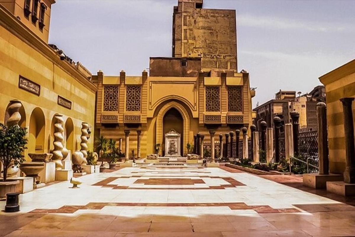 فناء مبنى به برج ساعة