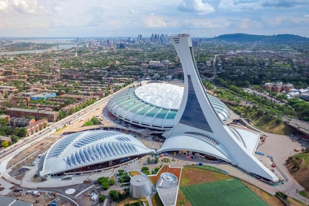 Una vista aérea de un edificio con un estadio.