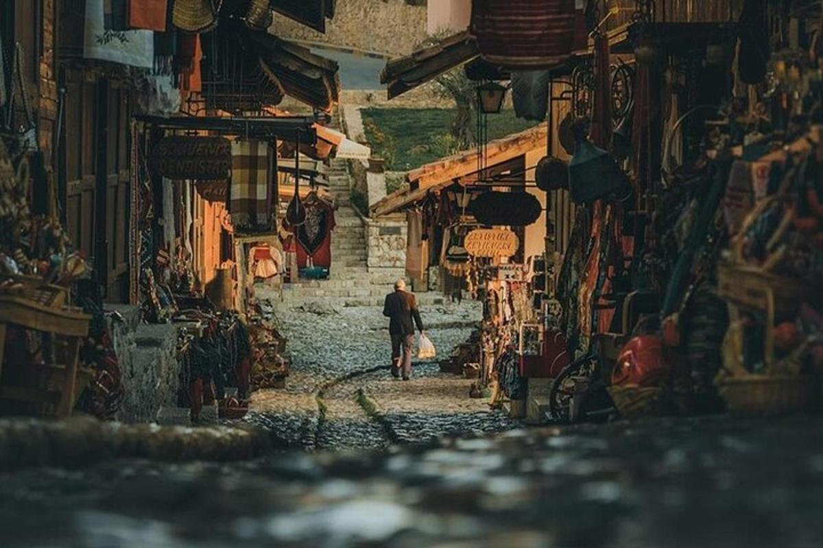 un home caminant per un carreró d'una ciutat