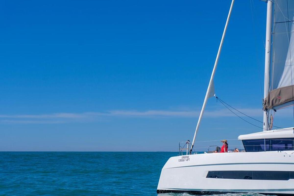 Un barco blanco en el agua del océano.