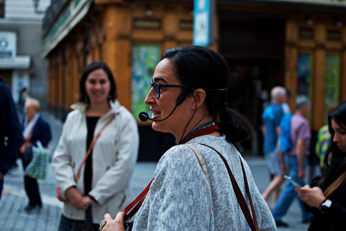 žena s cigaretou v ústech na ulici