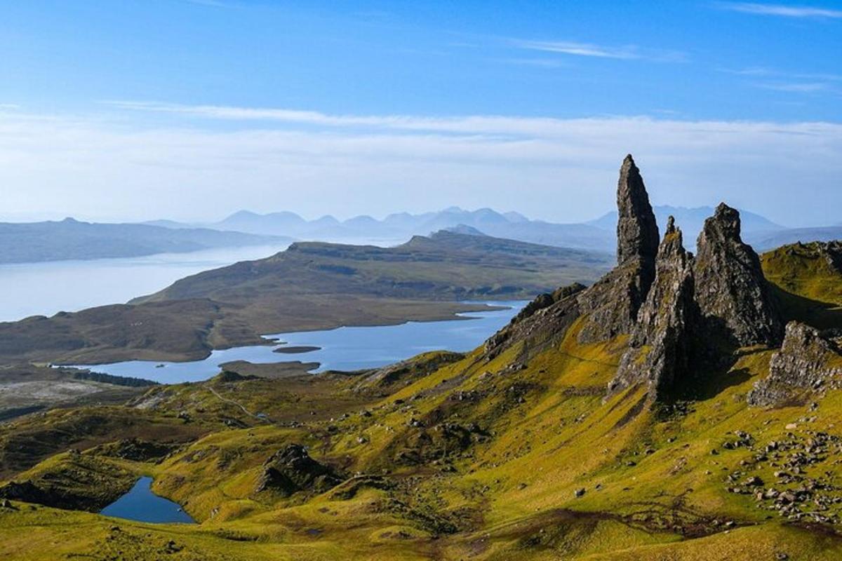 una formazione rocciosa su una montagna con un lago