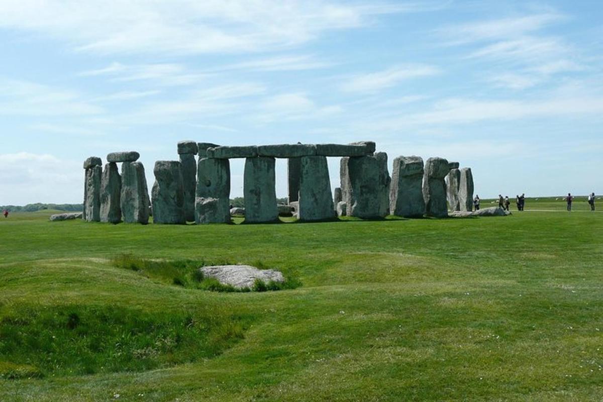 starověký monument Stonehenge v travnatém poli