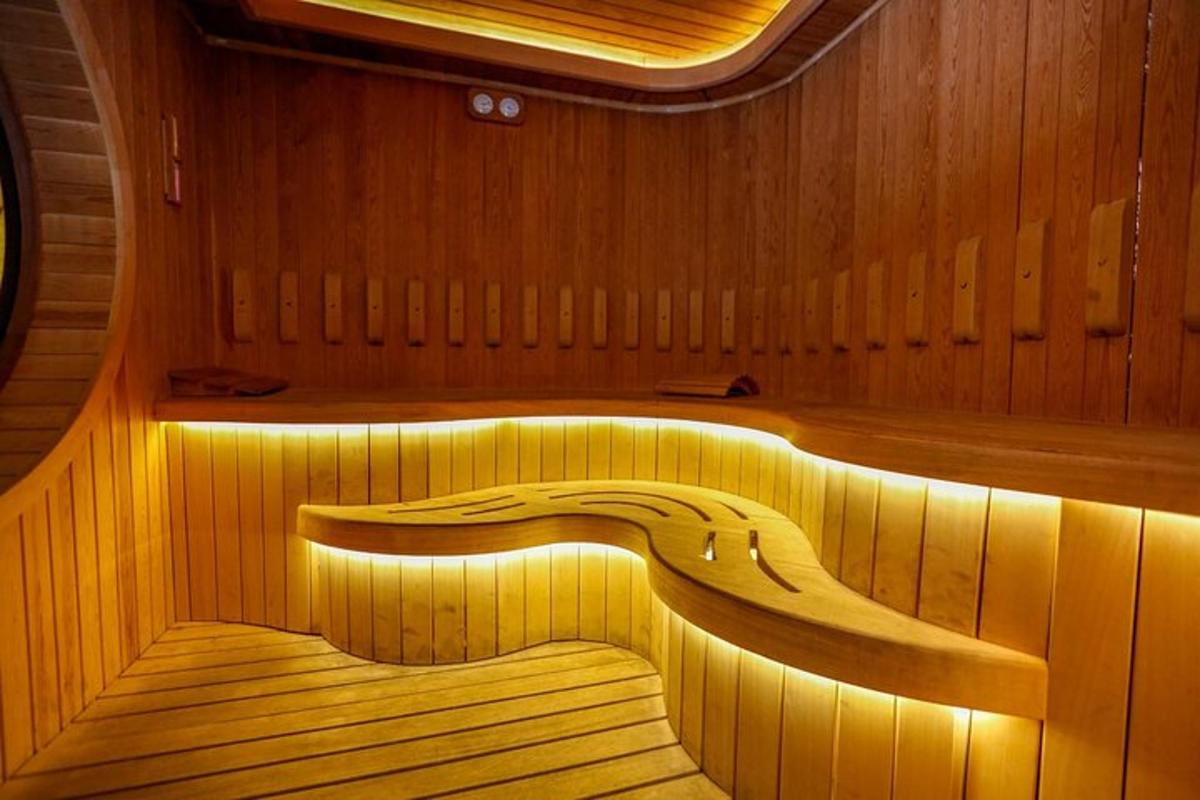 sauna v lodi s dřevěnou podlahou