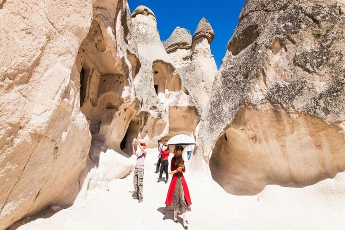 un gruppo di persone che camminano attraverso un canyon