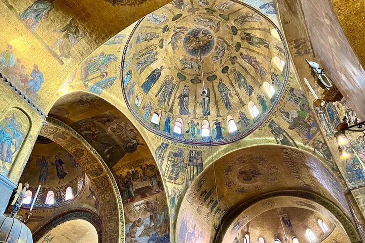 eine Kirche mit einer gewölbten Decke mit Mosaiken darauf