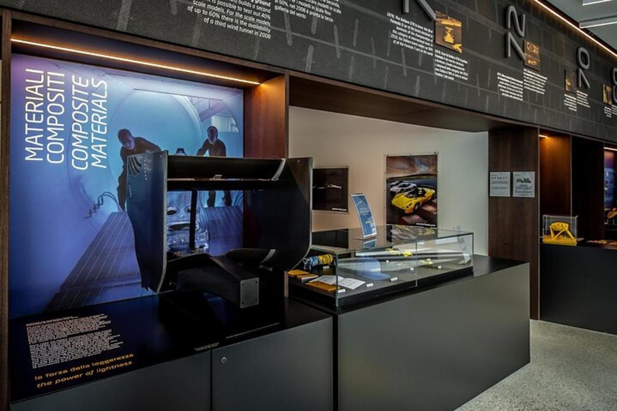 una vitrina en un museu amb un cotxe exposat