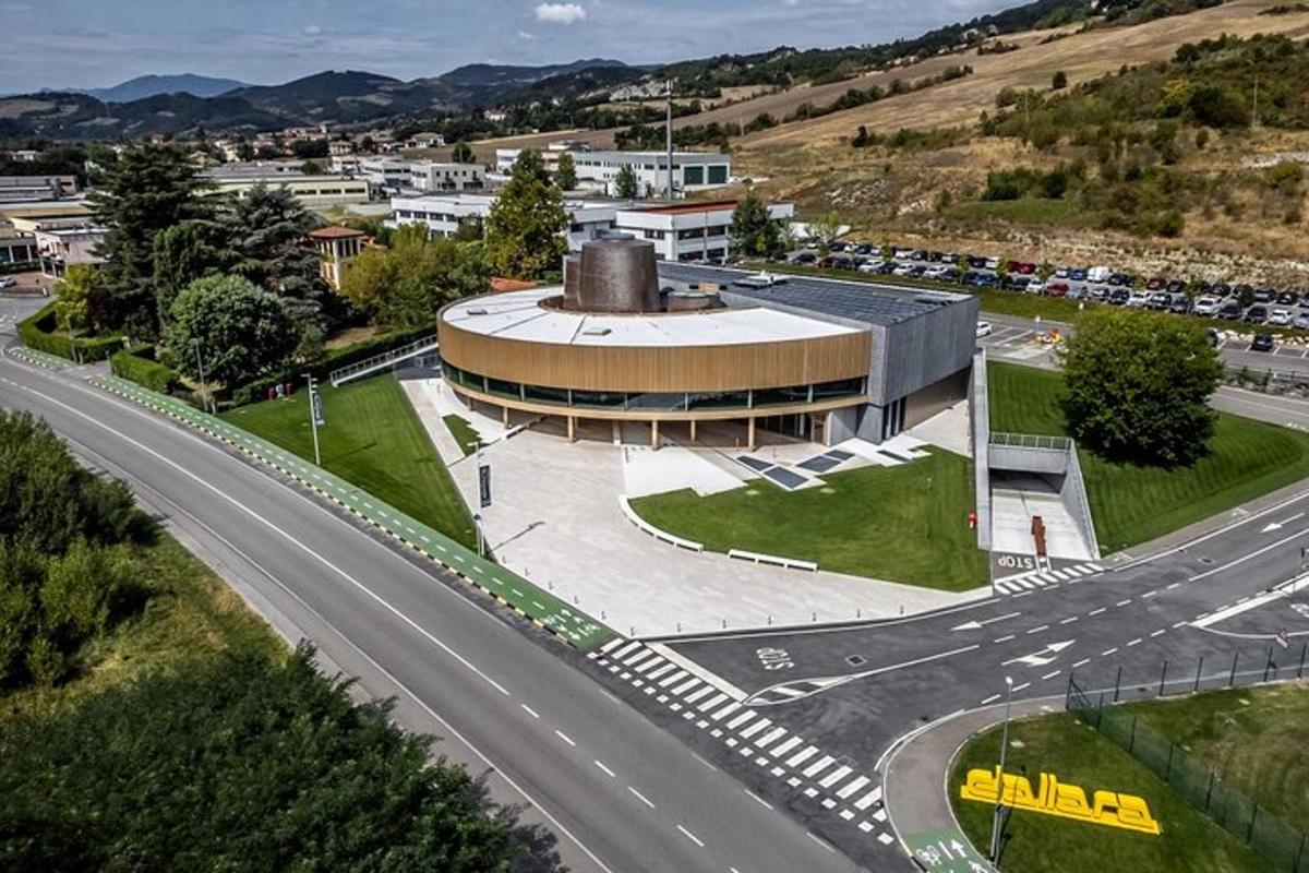 vista superior d'un edifici al costat d'una autopista