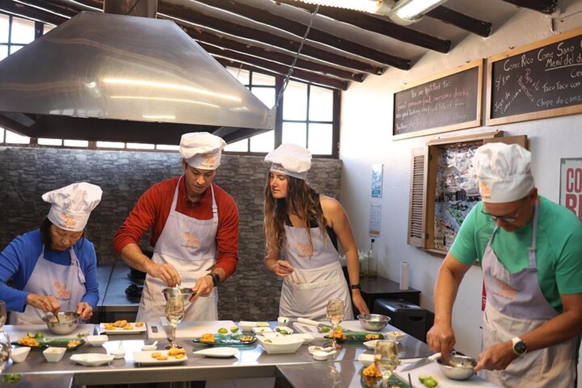 sekumpulan orang di dapur menyediakan makanan