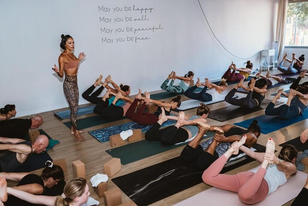 een groep mensen die yoga doet in een kamer