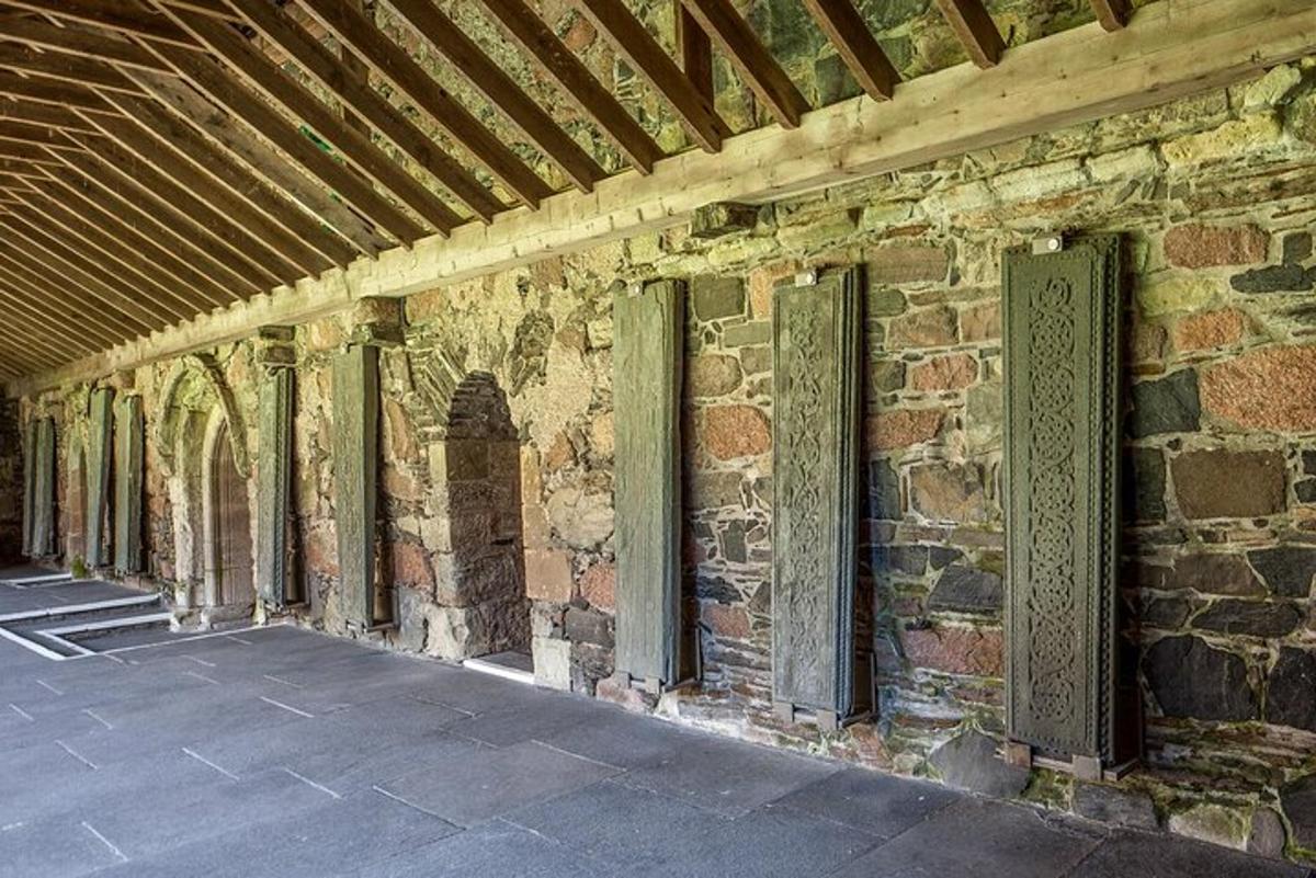 Una pared de ladrillos con una hilera de ventanas.