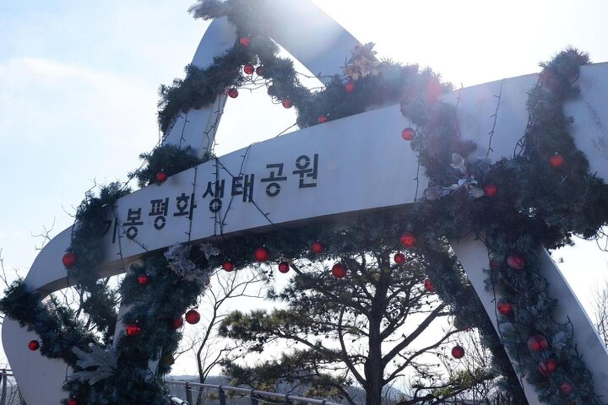 papan tanda jalan dengan kalungan krismas di atasnya