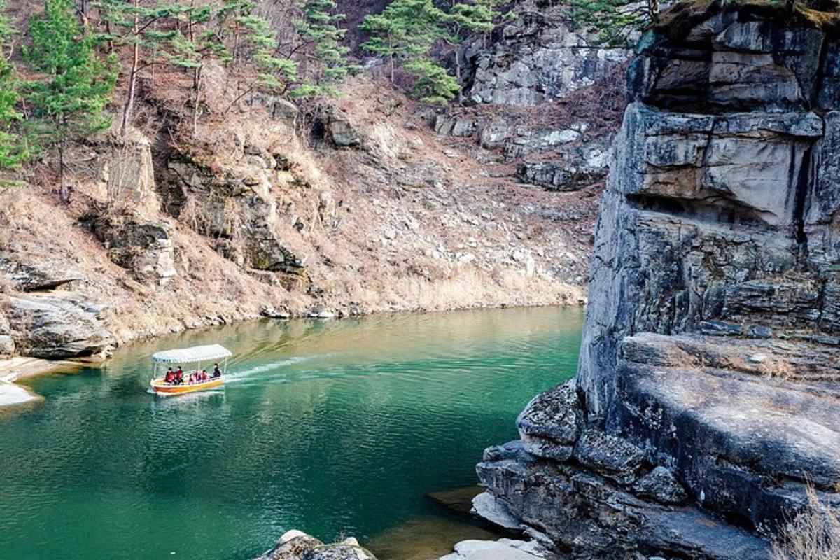 un gruppo di persone su una barca in un fiume