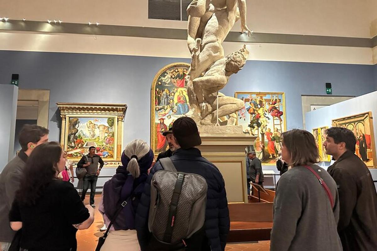 un gruppo di persone in un museo che guardano l'arte
