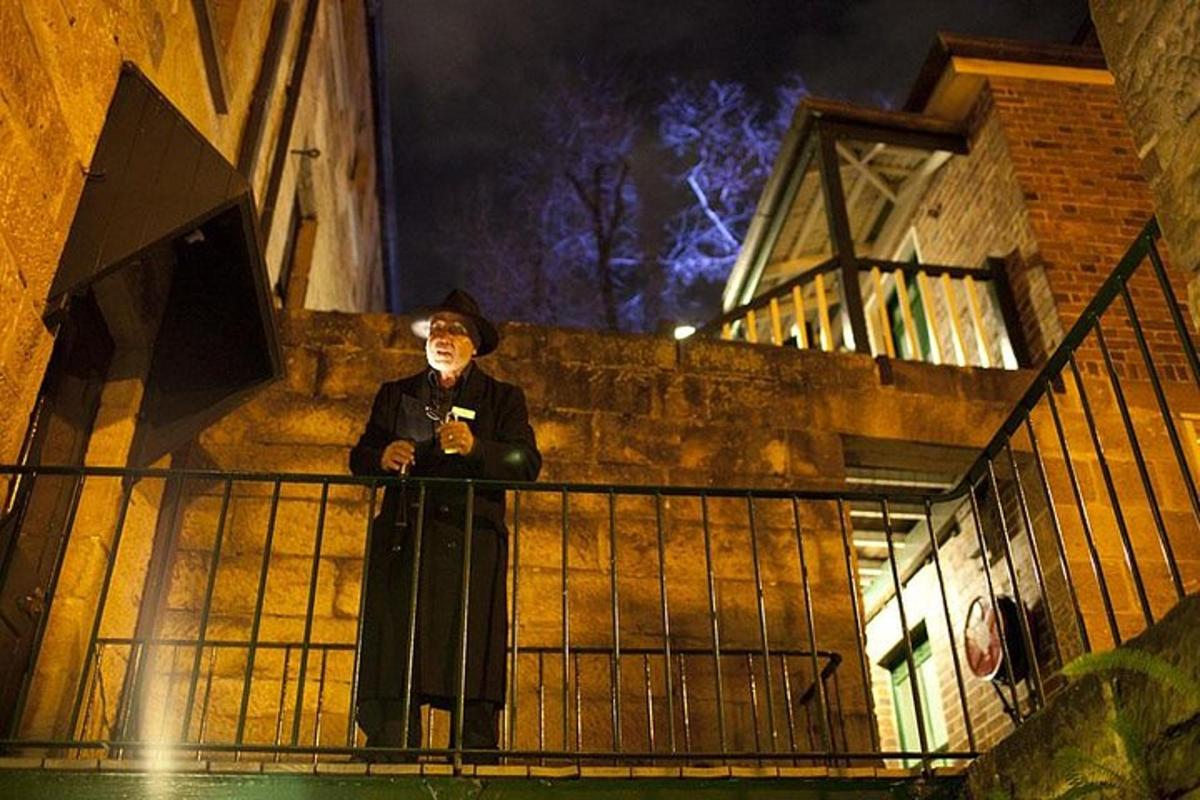 un uomo in piedi su un balcone di notte