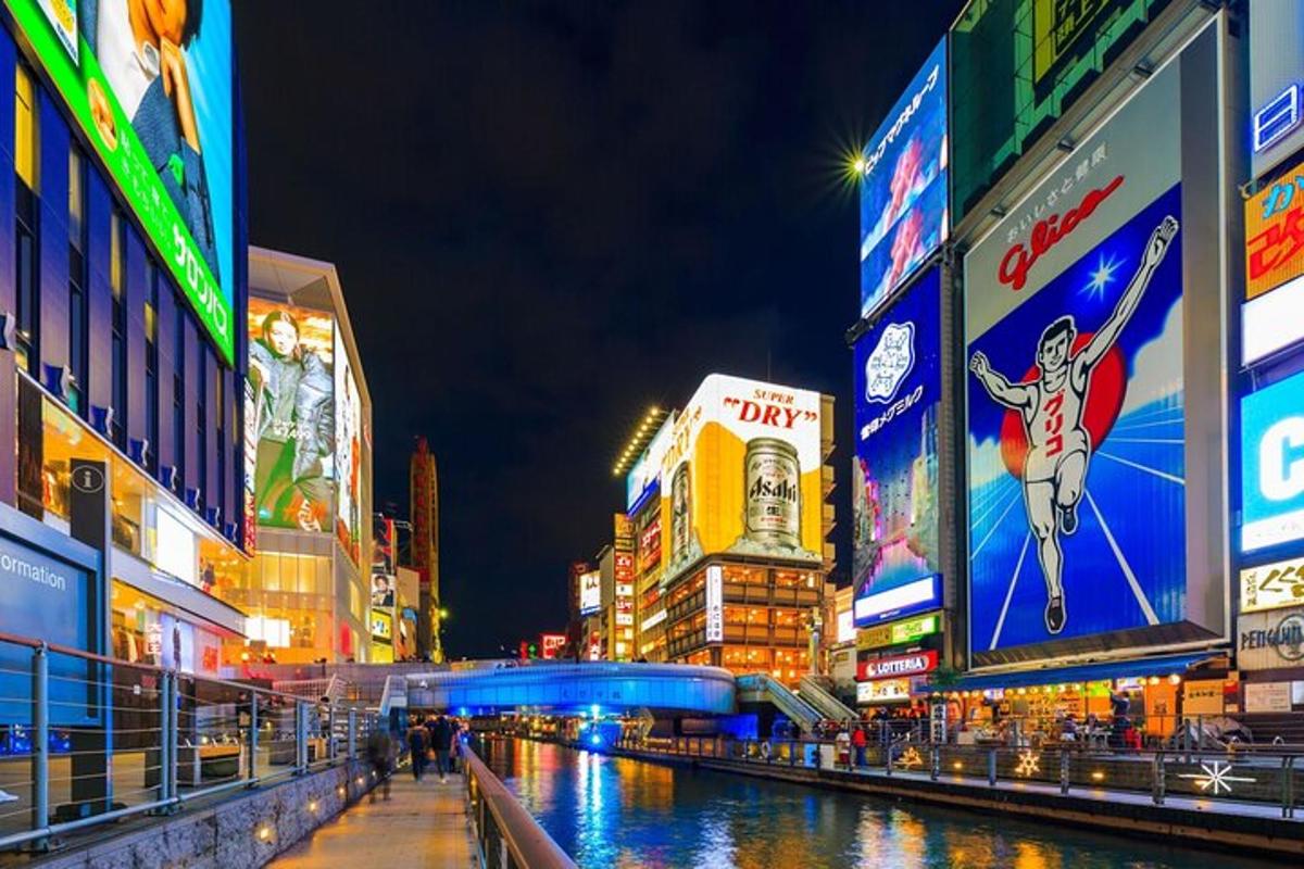 川と建物のある夜の街