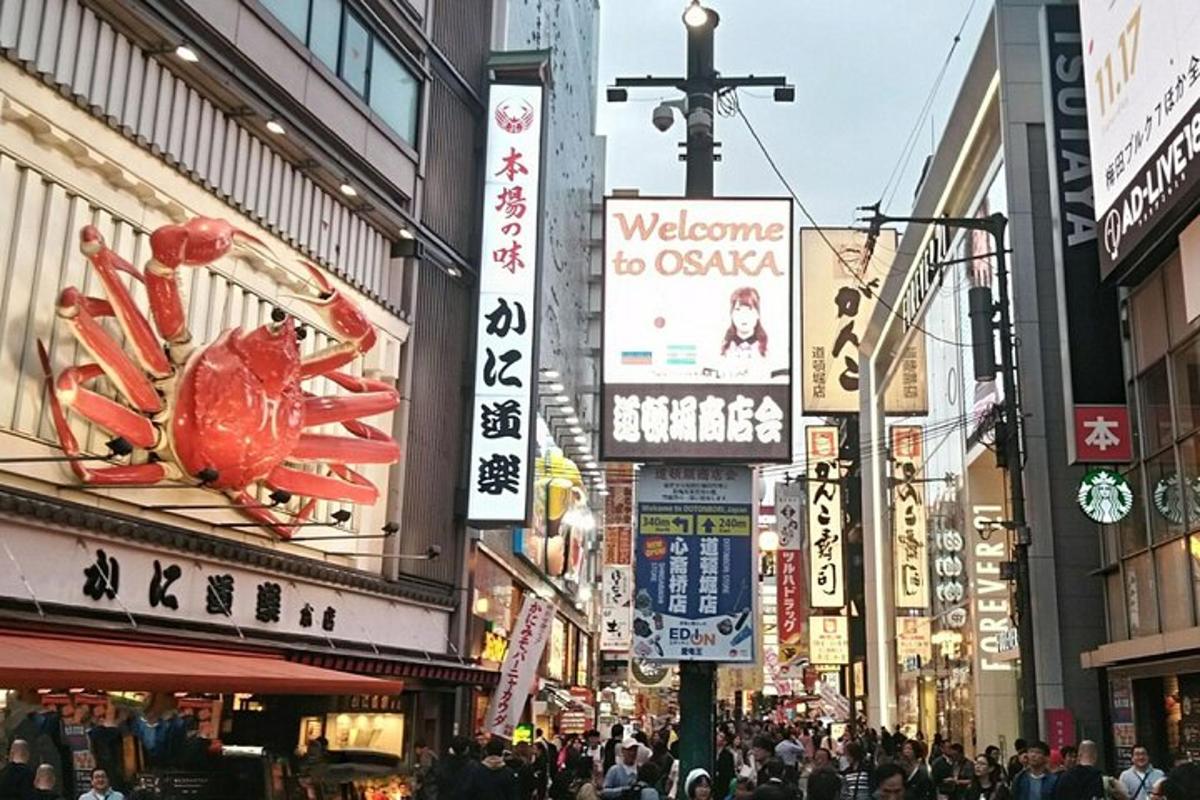 표지판이 있는 도시 거리를 걷는 사람들