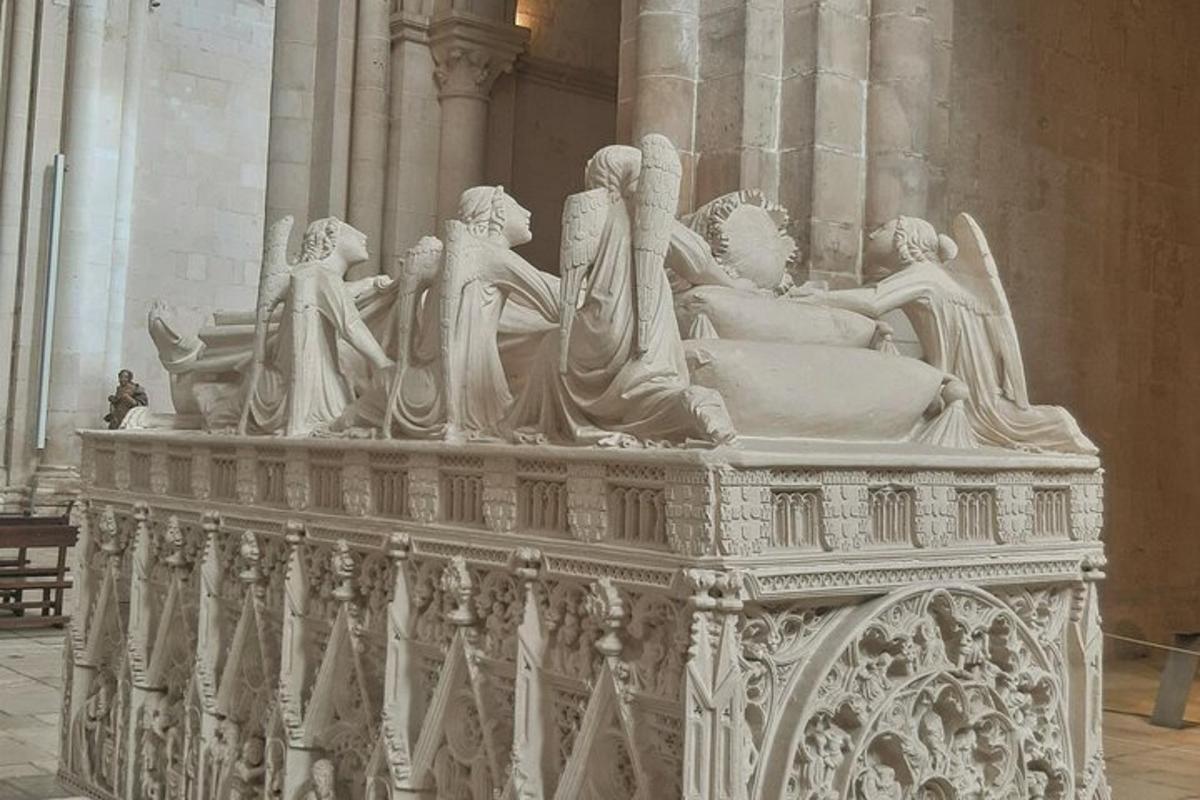 une statue de personnes assises au sommet d'un immeuble
