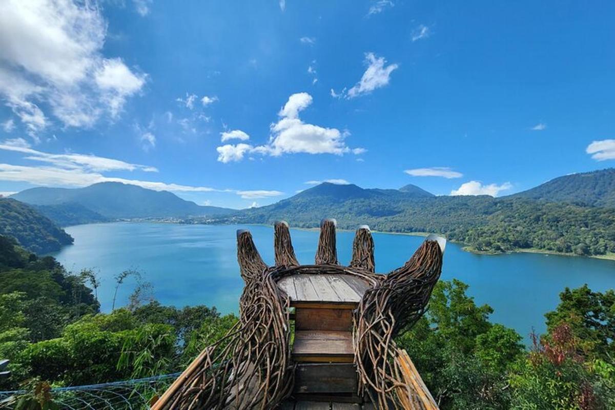 um banco com vista para um lago com os braços estendidos