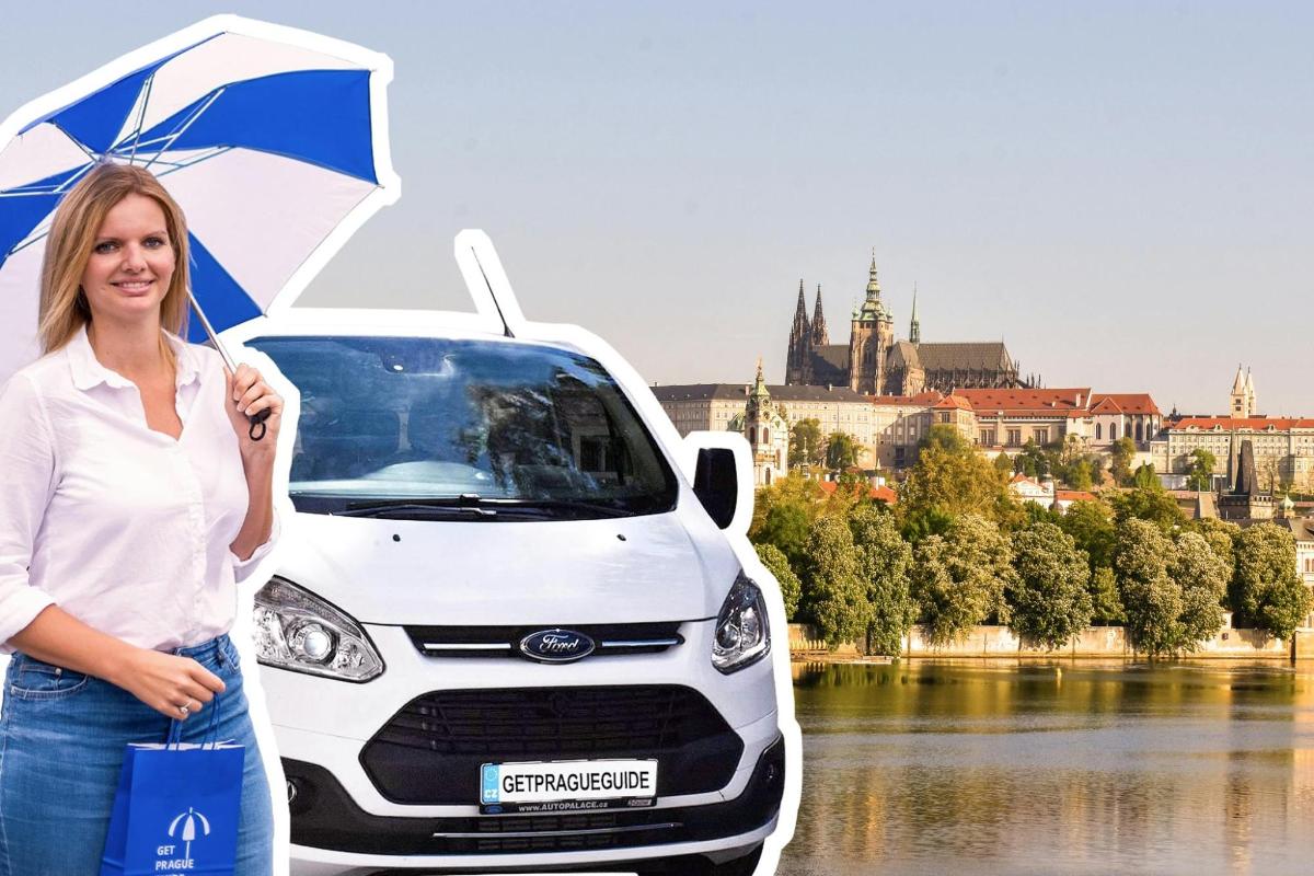 жінка з парасолькою поруч із білим фургоном