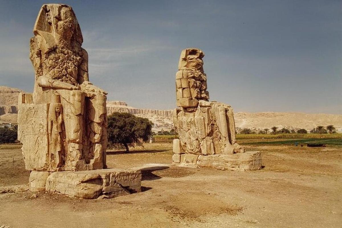 una estàtua de dues estàtues al desert