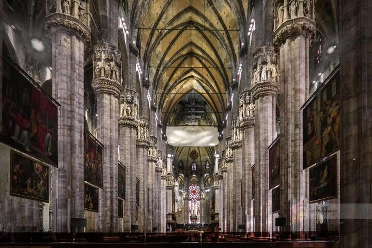 pemandangan katedral dengan bangunan besar