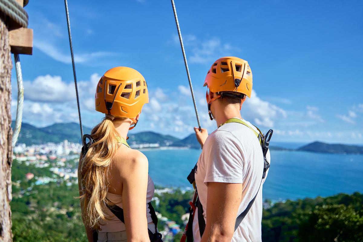 muž a žena stojící na zip line