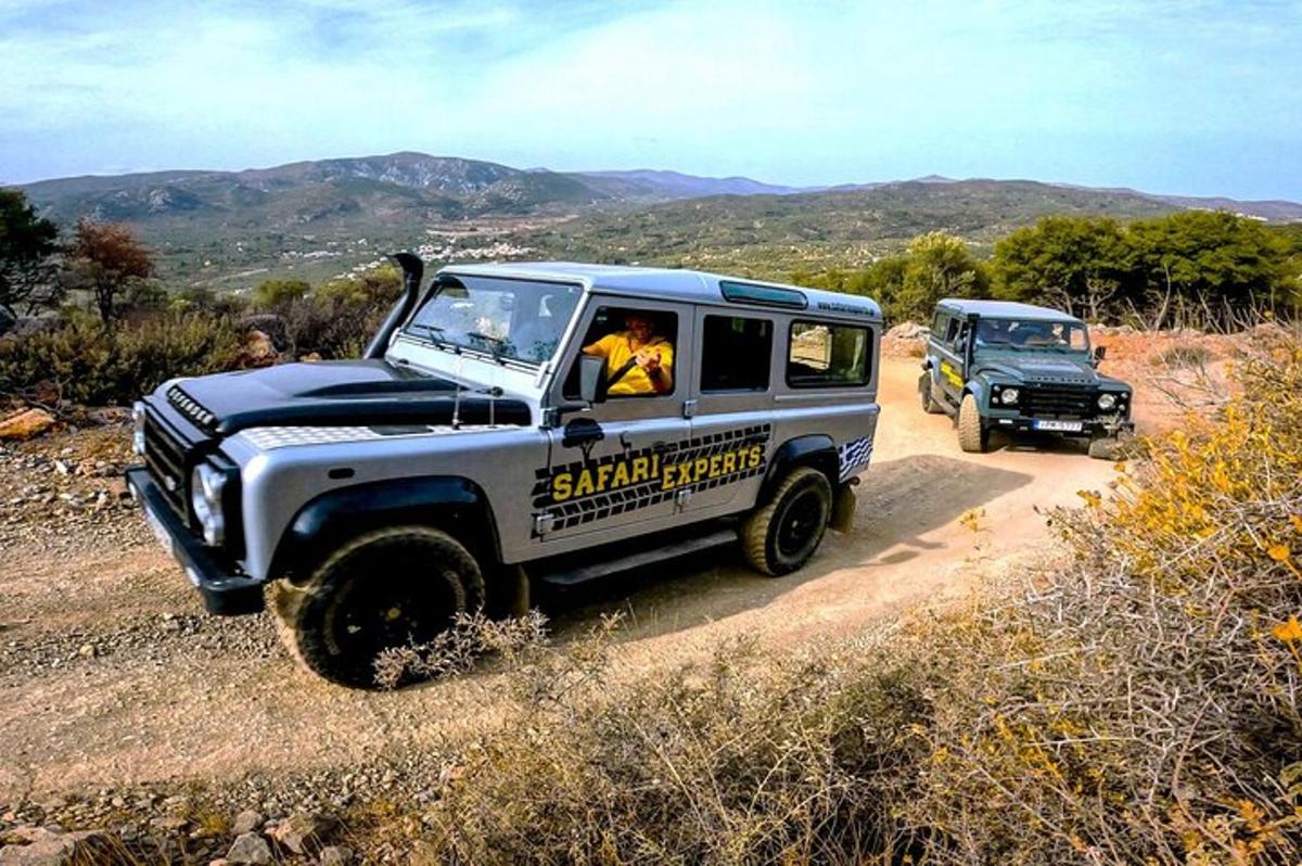 hai chiếc xe jeepney chạy trên con đường đất ở sa mạc
