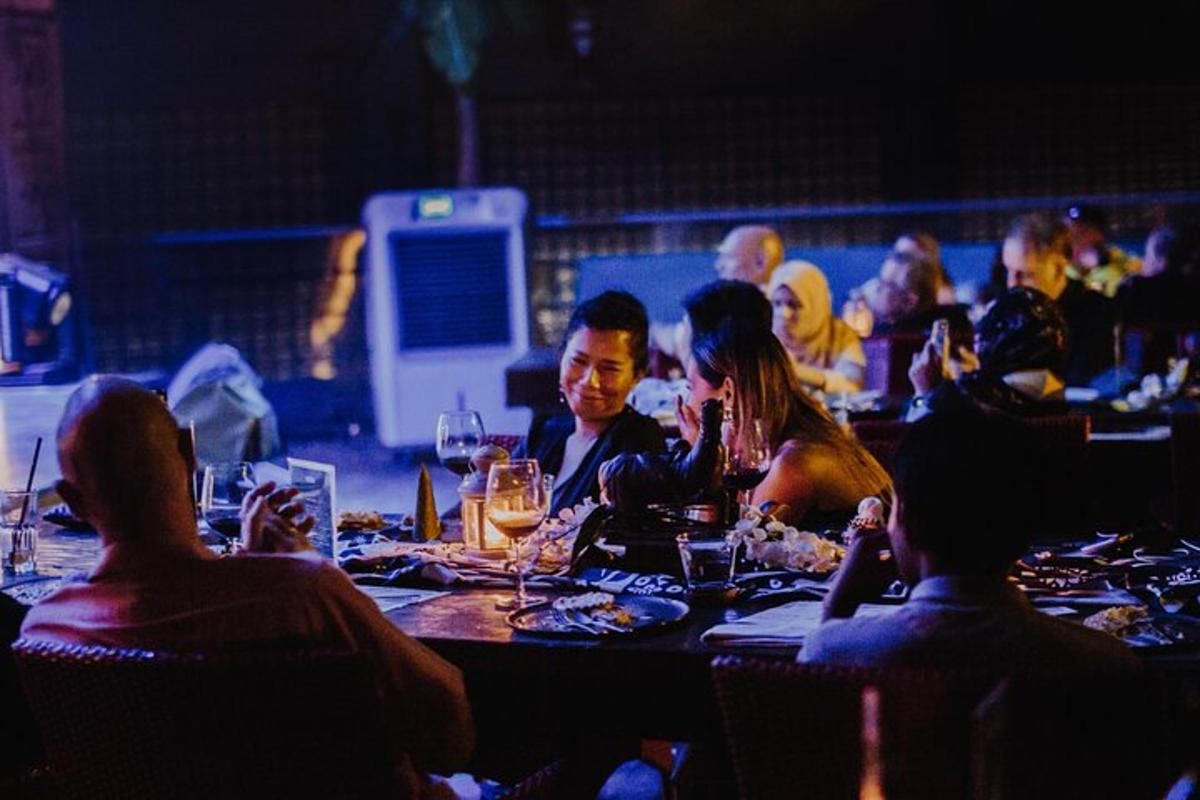 skupina lidí sedících u stolu v restauraci