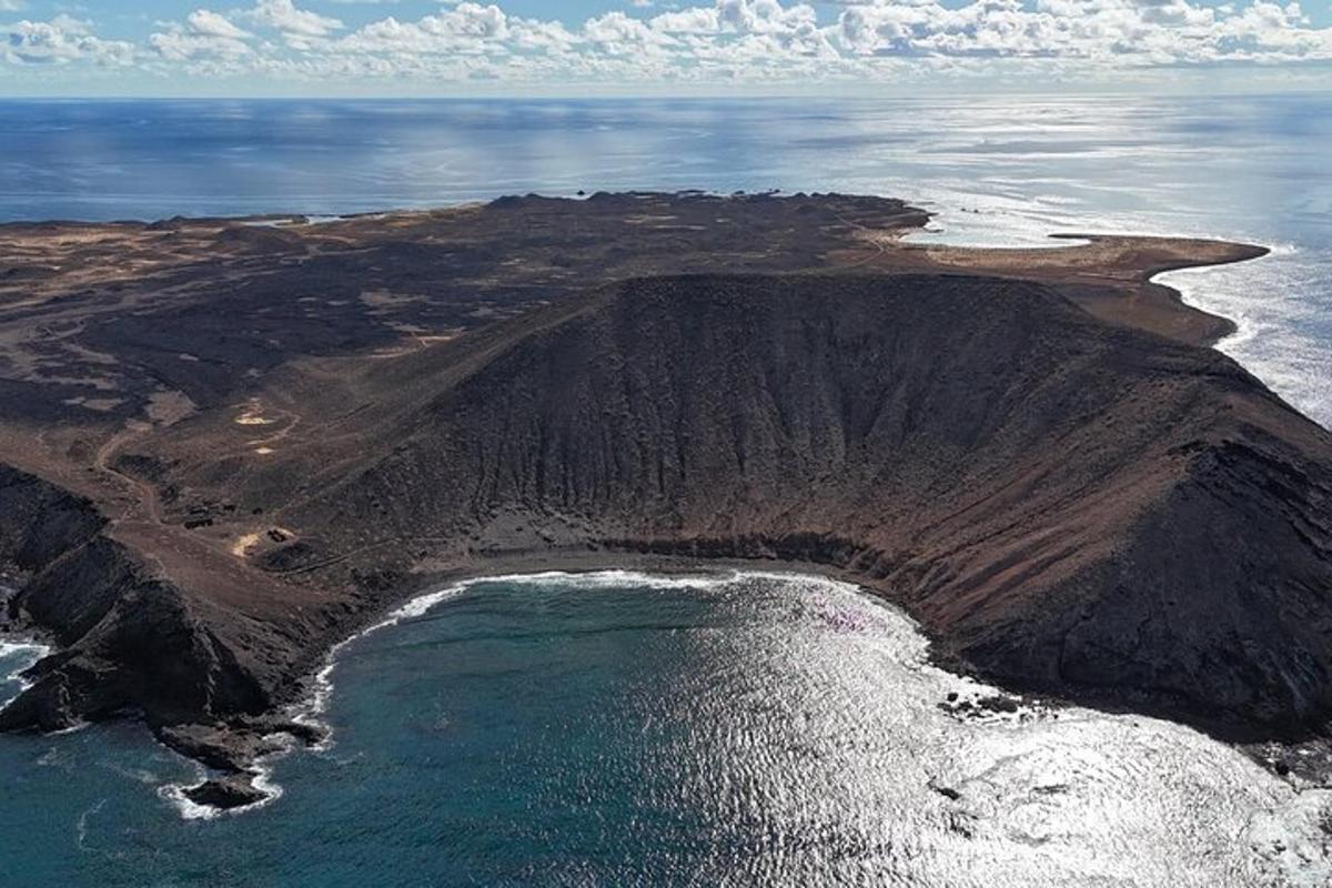 zračni pogled na otok v oceanu