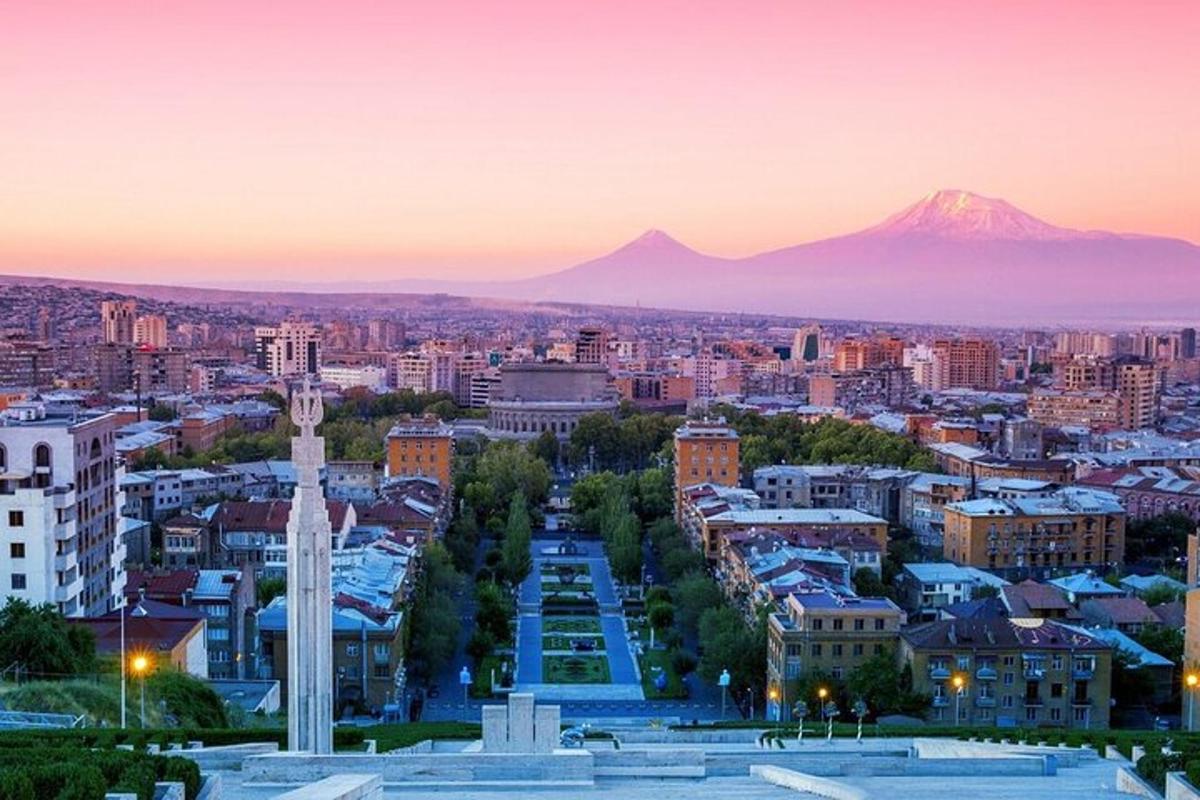 una vista di una città con una montagna sullo sfondo