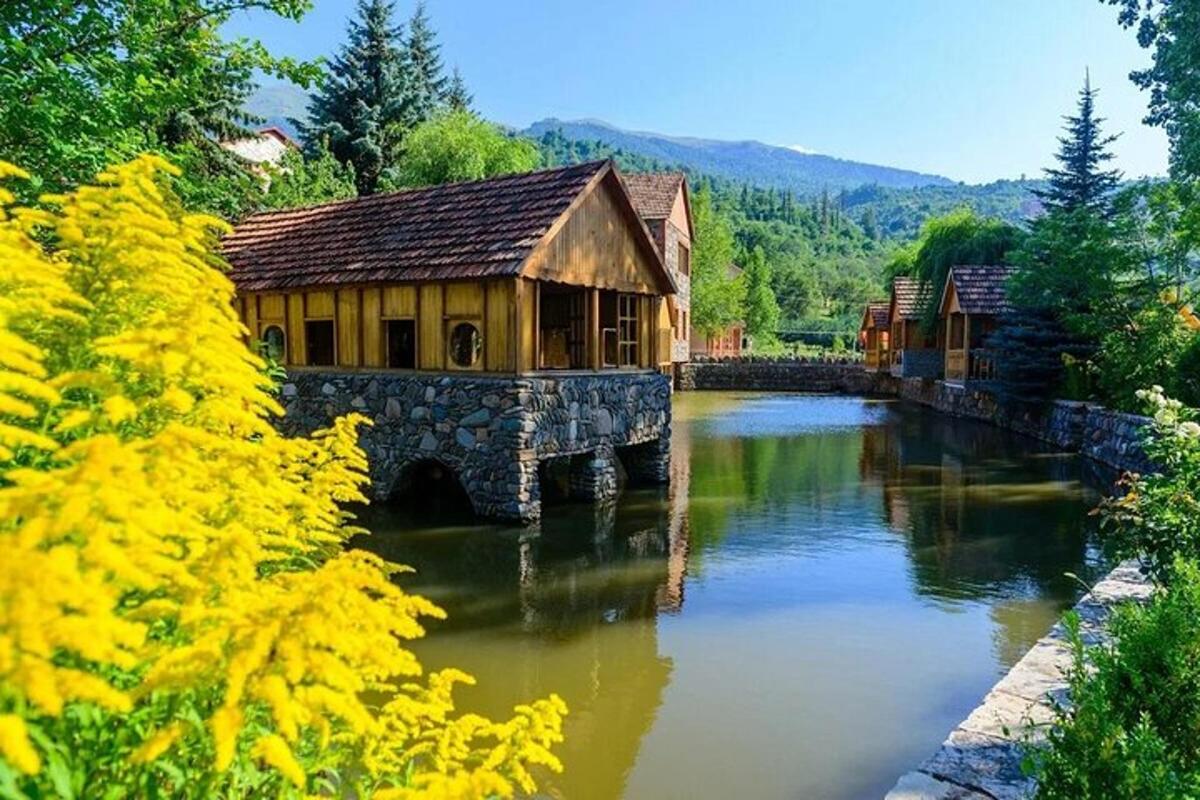 un fiume con un edificio accanto a una casa