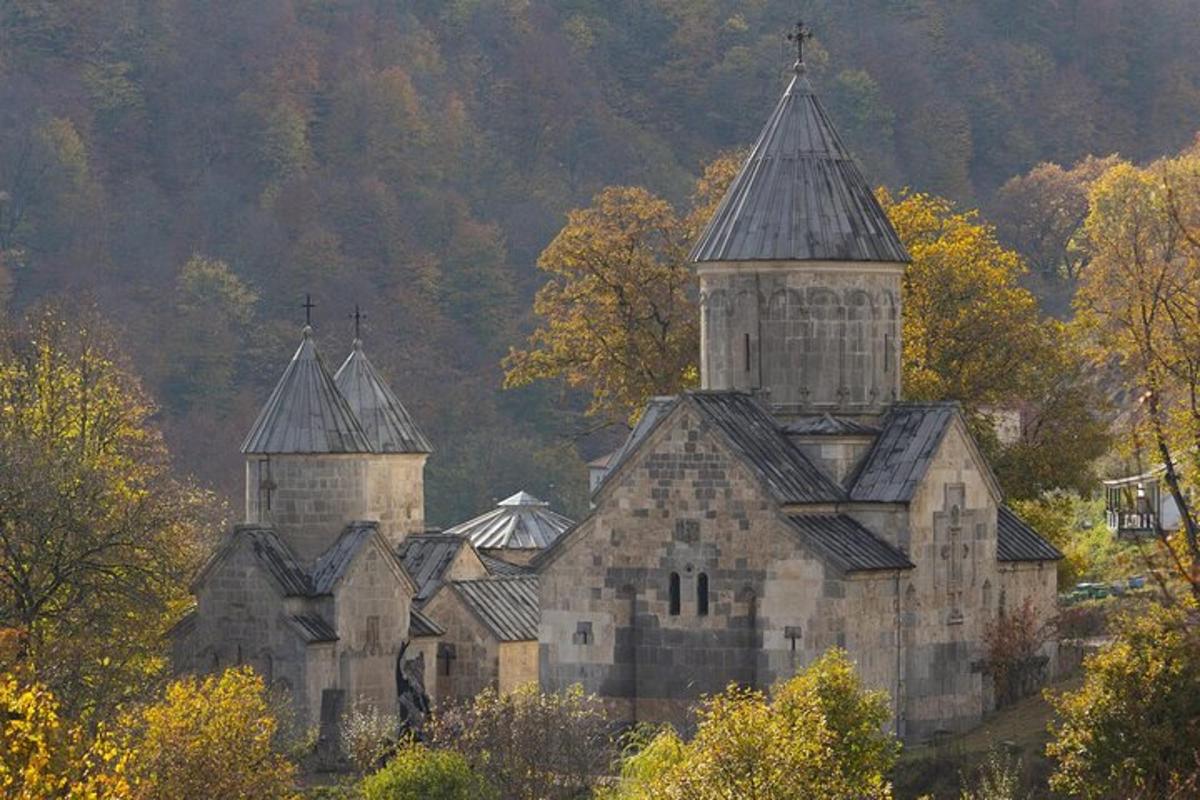 una vecchia chiesa in pietra con due torri su una collina