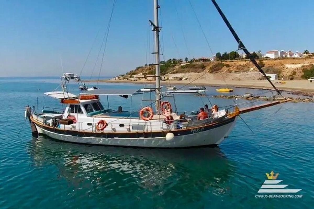 un gruppo di persone su una barca a vela in acqua