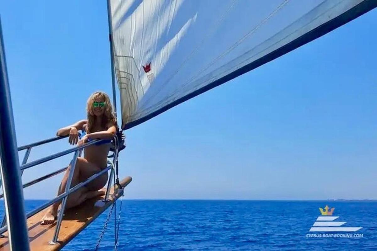 una donna seduta su una barca nell'oceano