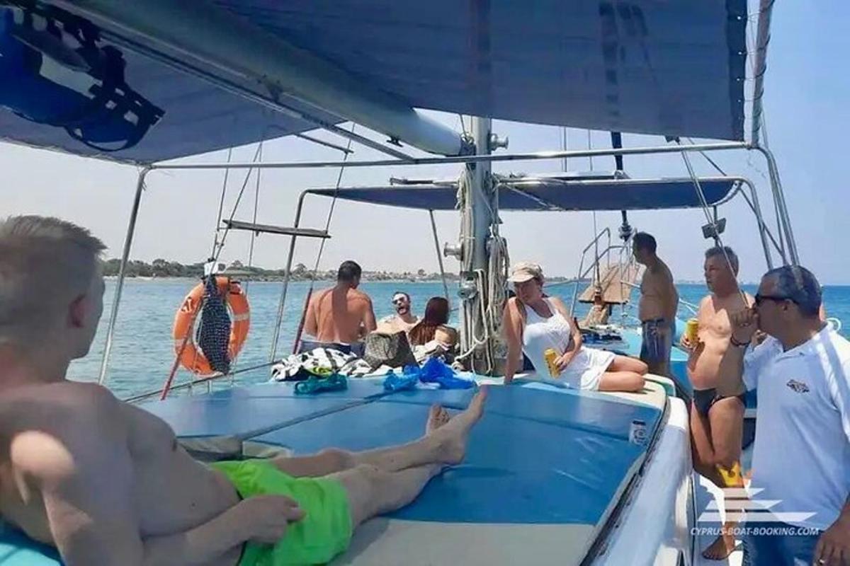 un gruppo di persone su una barca in acqua
