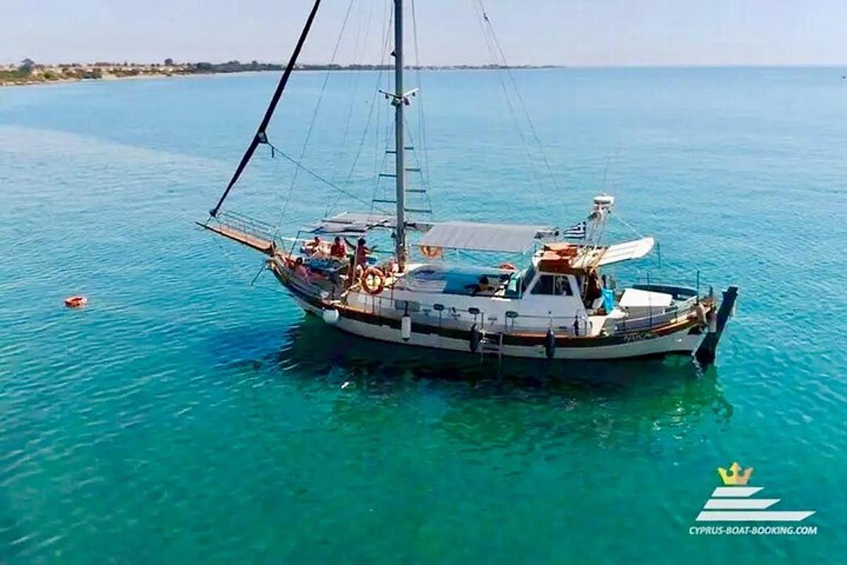 una barca seduta nell'acqua dell'oceano