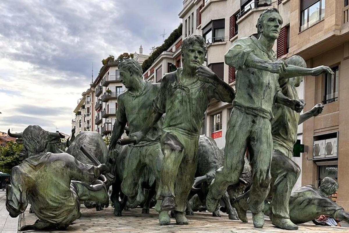 Una estatua de tres hombres tendidos en el suelo