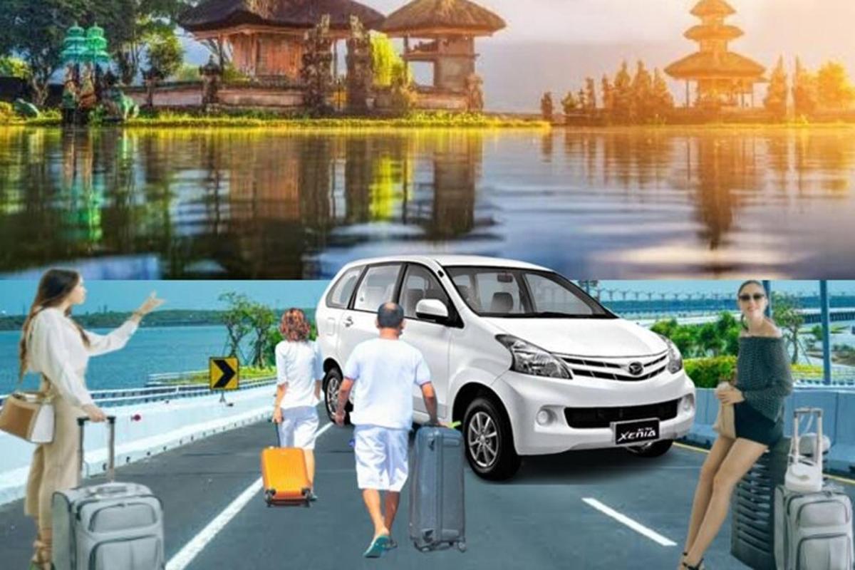 sekumpulan orang berjalan di sebelah kereta putih