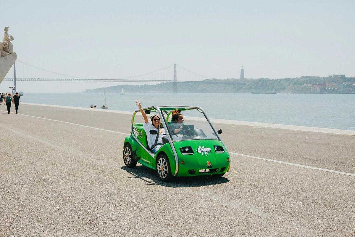 un golf cart verde che percorre una strada