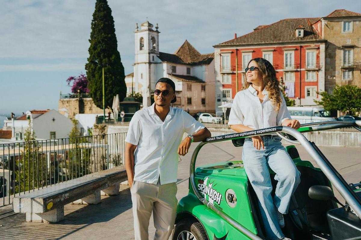 un uomo e una donna in piedi accanto a un golf cart