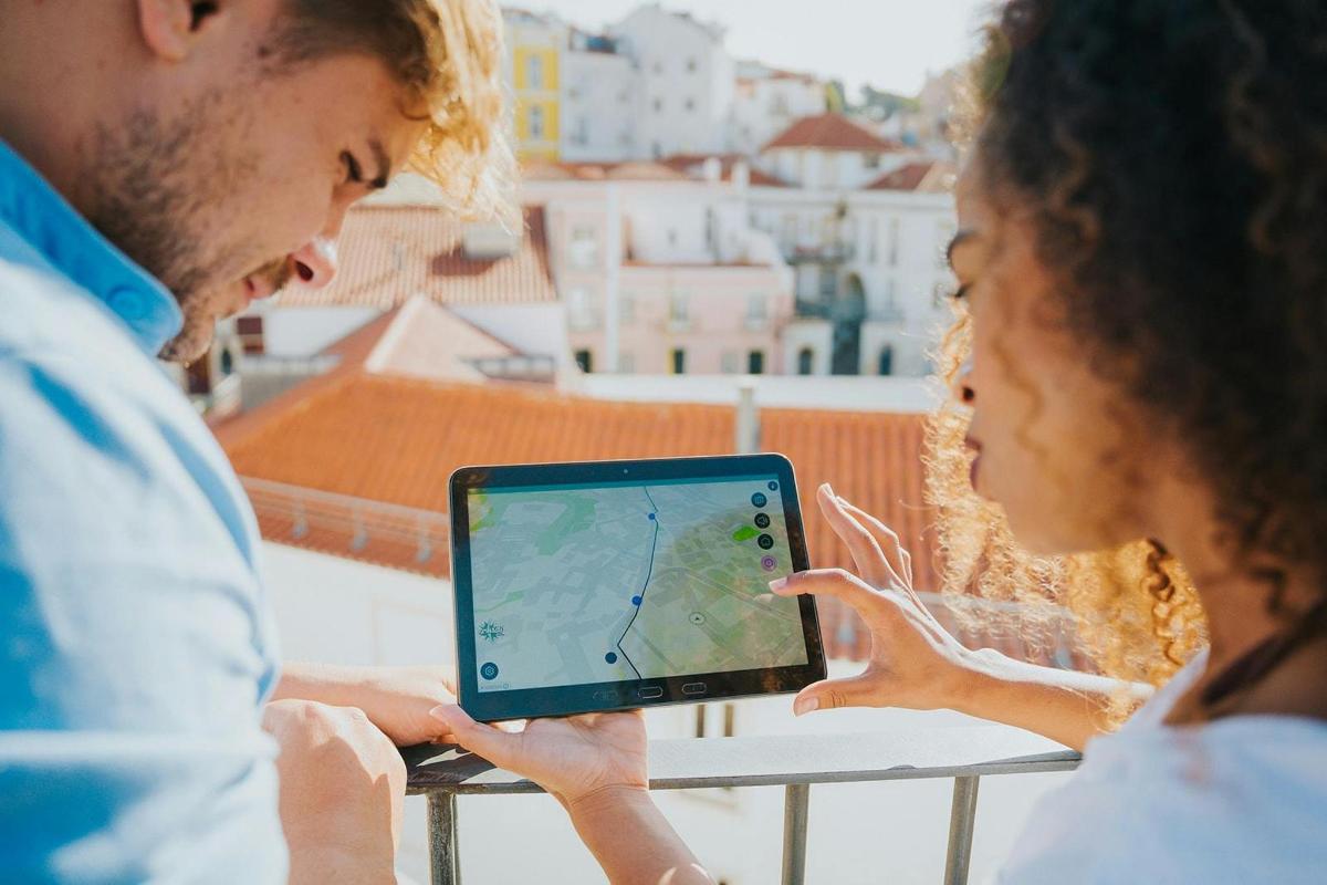 seorang lelaki dan wanita melihat komputer tablet
