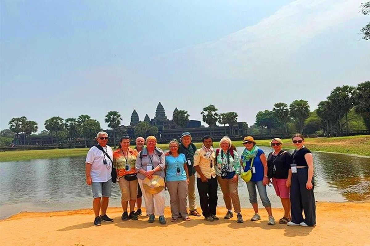 sekumpulan orang berdiri di hadapan sebuah tasik