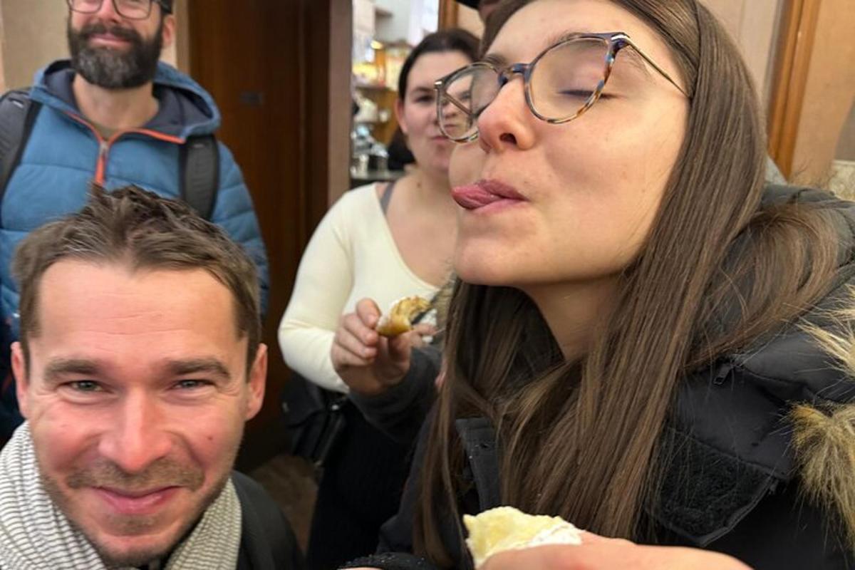 moški in ženska jesta kos hrane